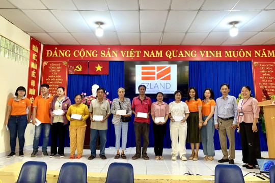 EZLand gives support gifts to households affected by the landslide on the banks of Thanh Da canal