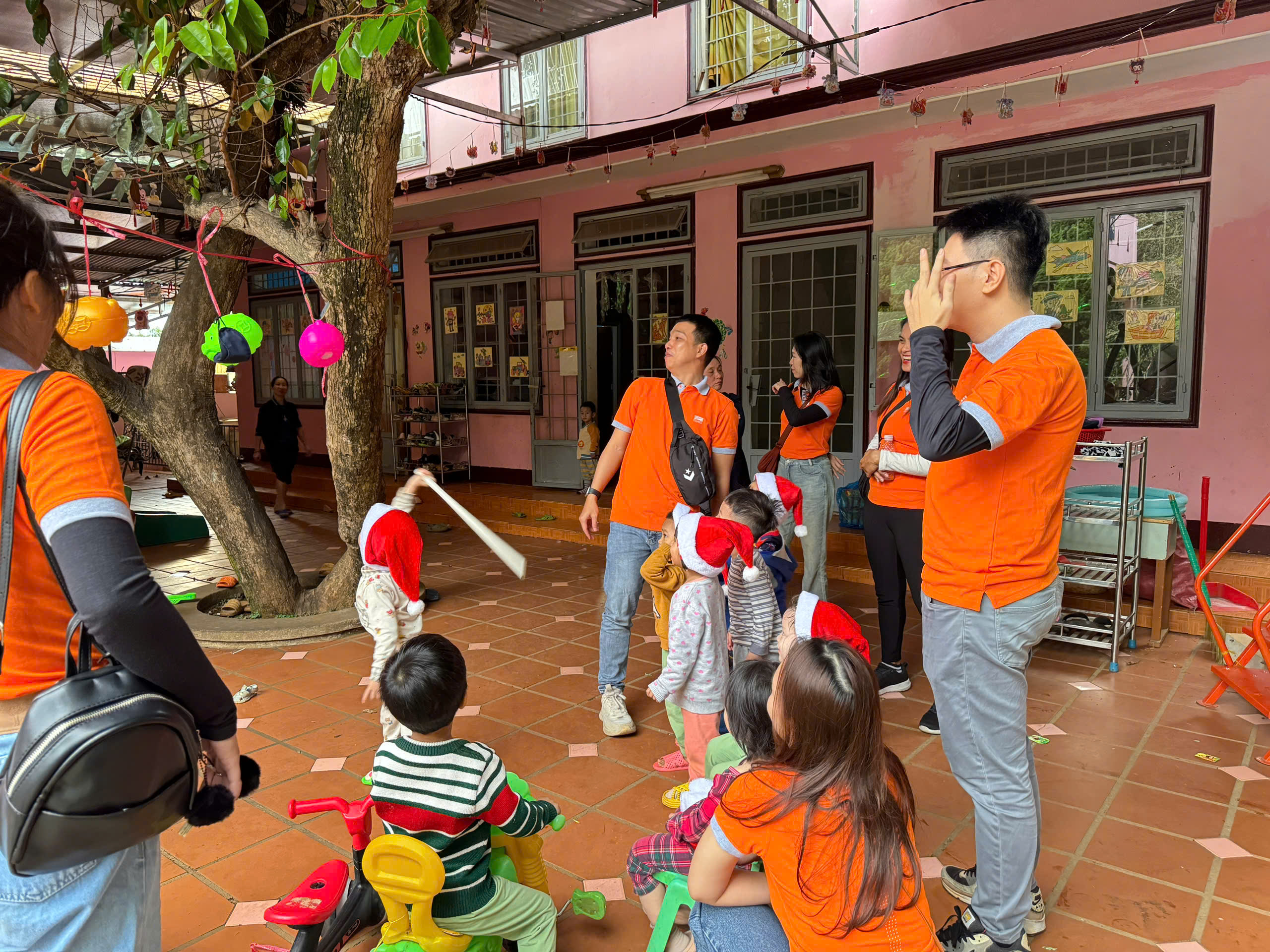 Các thành viên EZLand tổ chức trò chơi cho các bé.