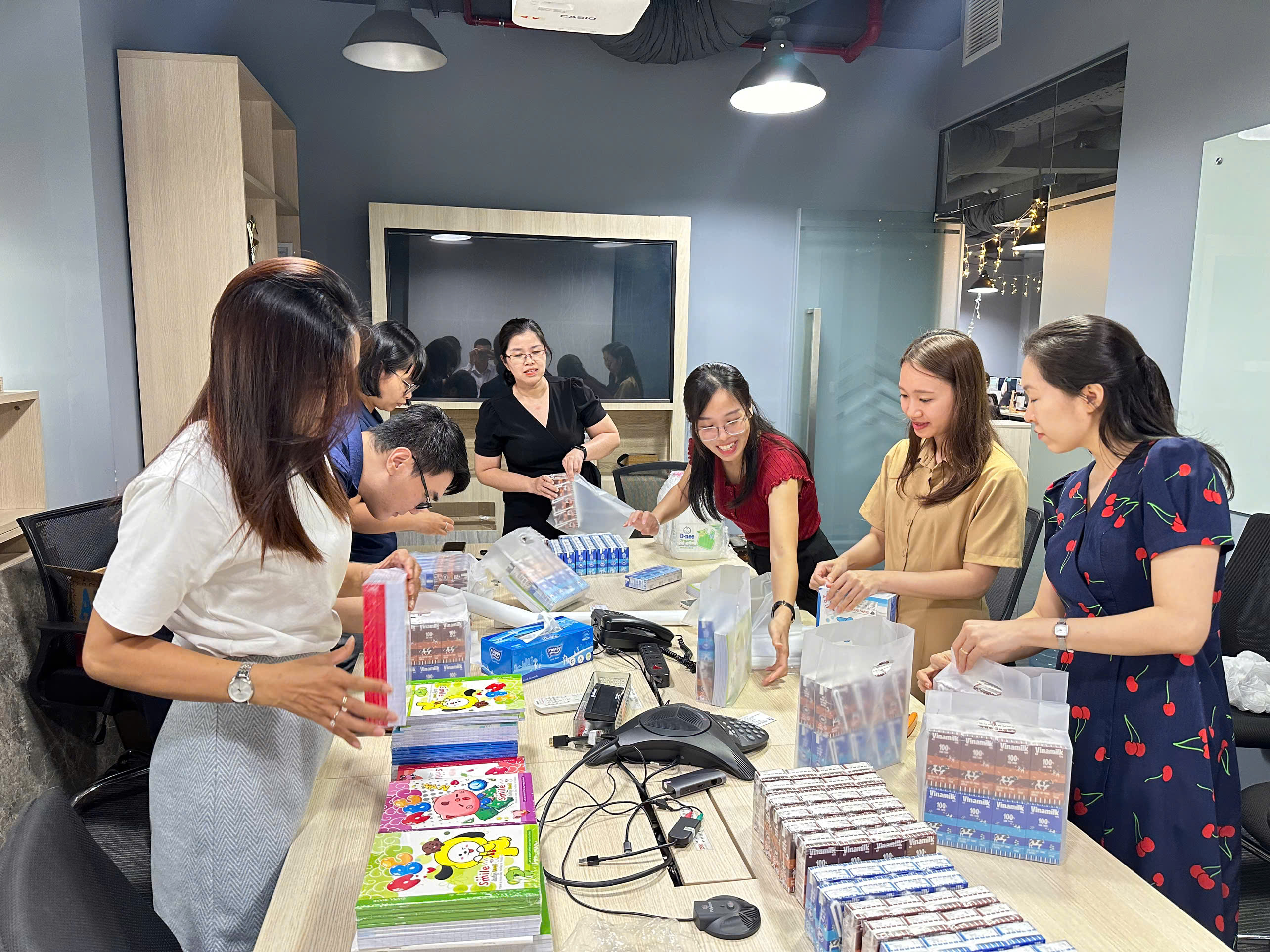 Mọi người chuẩn bị các món quà là tập vở, bánh kẹo, sữa để mang lên tặng cho các bé tại mái ấm.