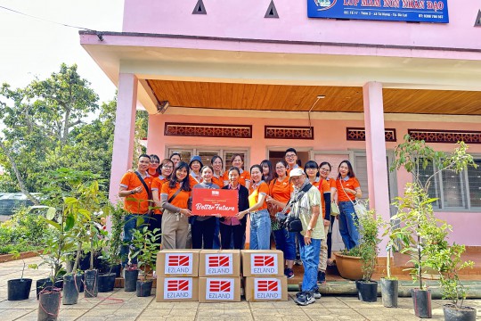 EZLand visited and gave gifts to the children at Ta Nung Orphanage - Lam Dong