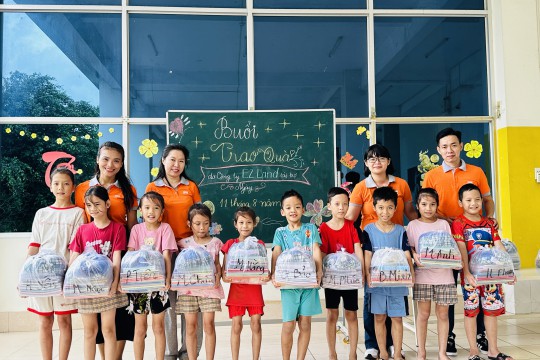EZLand Việt Nam tặng quà tựu trường - Gửi trao yêu thương đến các em nhỏ tại Phoenix orphanage.